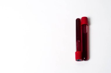 Beyaz arka planda kan izole edilmiş iki test tüpü. Tıp konsepti, virüslerle ve bakterilerle mücadele, hastalıklar.