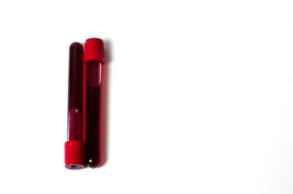 Две пробирки с изоляцией крови на белом фоне. Понятие медицины, борьба с вирусами и бактериями, болезнями
