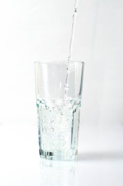 Sıvı su bardağa dökülüyor.