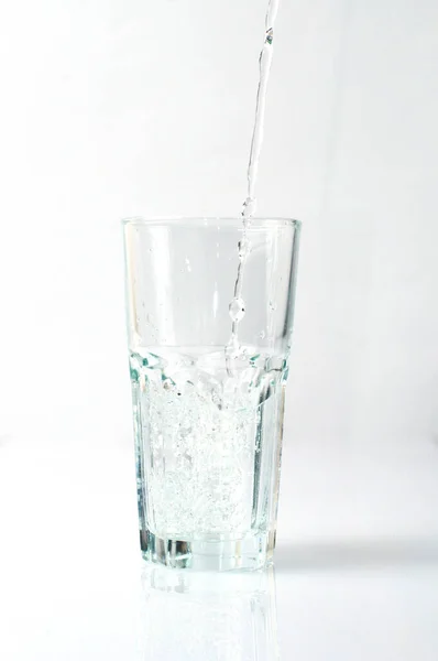 Spritzendes Flüssiges Wasser Ergießt Sich Ein Glas — Stockfoto