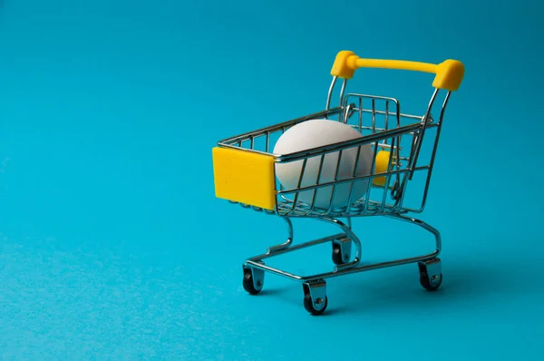 Egg Yellow Grocery Cart Blue Background — Stock Photo, Image