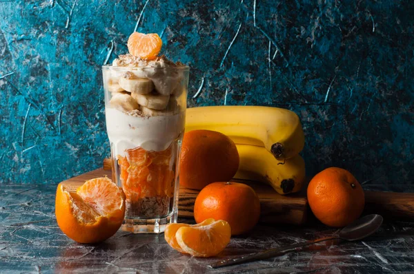 Joghurt Mit Bananen Mandarine Und Haferflocken Leckeres Und Gesundes Frühstück — Stockfoto