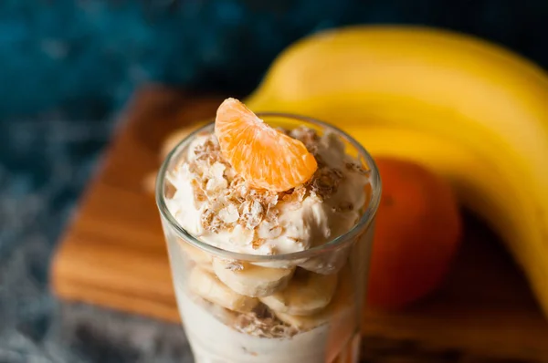 Joghurt Mit Bananen Mandarine Und Haferflocken Leckeres Und Gesundes Frühstück — Stockfoto