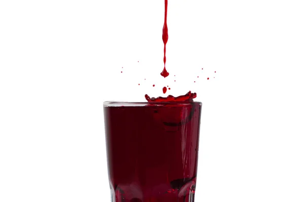 葡萄和石榴汁倒入玻璃杯中 在白色背景上隔离 — 图库照片