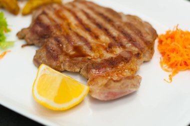 Lezzetli ve ızgara biftek, limon, havuç, marul ve patates..