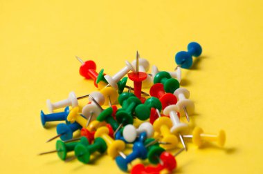 Sarı arkaplanda farklı renkte kırtasiye düğmeleri