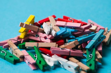 Yapıştırıcı arka planında bir sürü renkli mandal var.