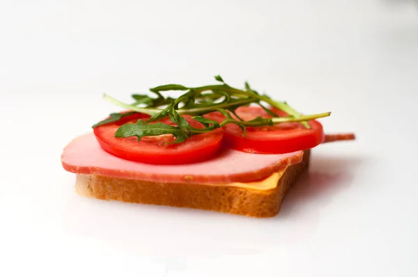 Sandwich Aus Balyk Käse Brot Tomaten Und Rucola Auf Weißem — Stockfoto