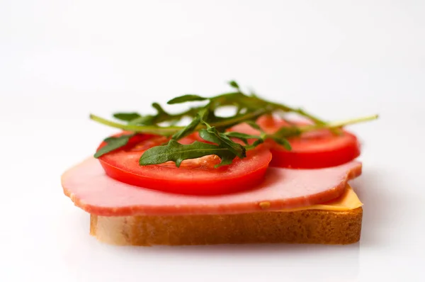 Smörgås Gjord Balyk Ost Bröd Tomater Och Ruccola Vit Tallrik — Stockfoto