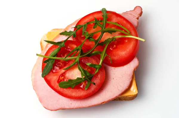 Sandwich Aus Balyk Käse Brot Tomaten Und Rucola Auf Weißem — Stockfoto