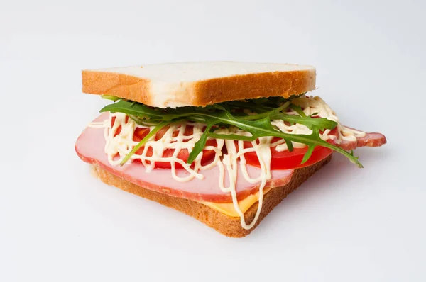 Sandwich Aus Brot Für Toast Balyk Tomaten Rucola Käse Und — Stockfoto