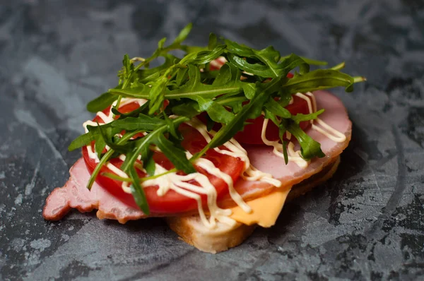 Delizioso Panino Con Prosciutto Storione Rucola Formaggio Pomodoro Maionese Sfondo — Foto Stock