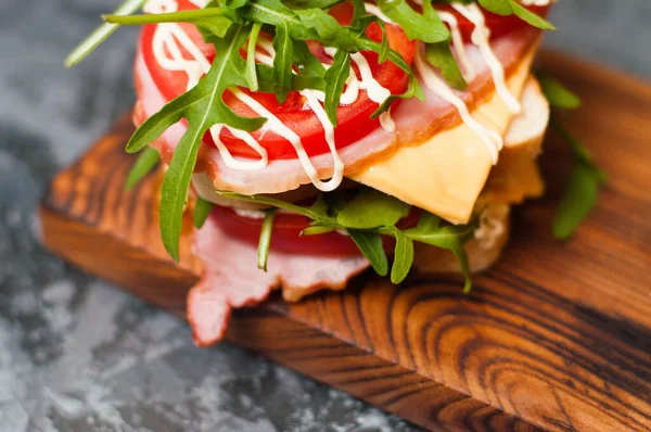 Sanduíche Grande Muito Saboroso Com Presunto Balyk Arugula Queijo Tomates — Fotografia de Stock