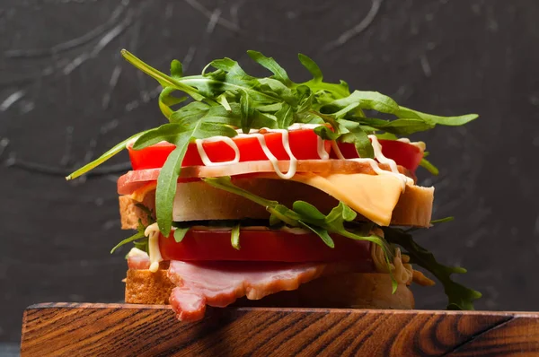 Sanduíche Grande Saboroso Muito Apetitoso Com Presunto Balyk Arugula Queijo — Fotografia de Stock