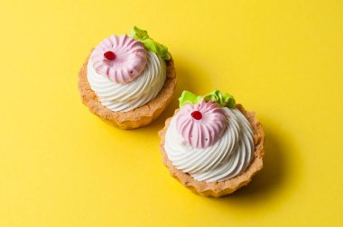 Sarı arka planda iki kek. Tatil konsepti, kilo kontrolü ve sağlıklı beslenme..