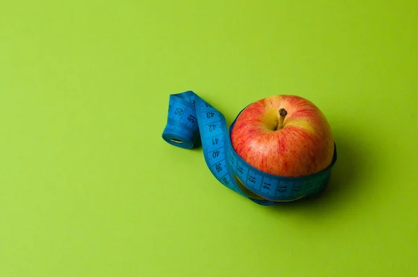 Ein Apfel Auf Grünem Hintergrund Und Ein Zentimeter Gesunde Ernährung — Stockfoto