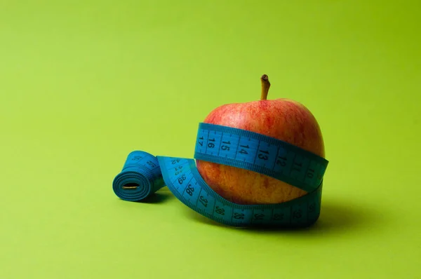 Ein Apfel Auf Grünem Hintergrund Und Ein Zentimeter Gesunde Ernährung — Stockfoto