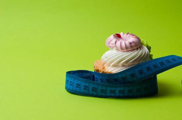 Kuchen Und Zentimeter Auf Grünem Hintergrund Kalorien Und Ernährungskonzept — Stockfoto