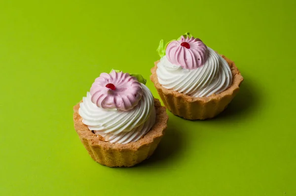 Dois Deliciosos Doces Com Creme Fundo Verde — Fotografia de Stock