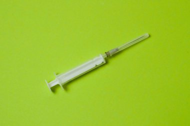 Tıbbi şırınga arka planda izole edildi