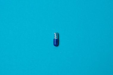 Mavi arkaplan üzerine haplar, metin için yer ile izole.