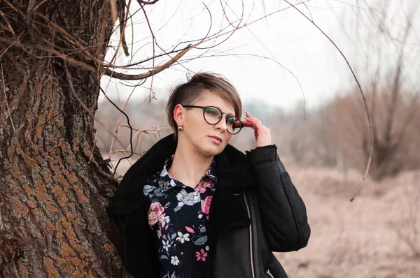 Beautiful Blonde Woman Black Hat Glasses Jacket Posing Tree Autumn — Stock Photo, Image