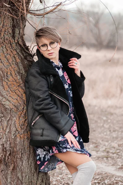 Schöne Blonde Frau Mit Schwarzem Hut Brille Und Jacke Posiert — Stockfoto