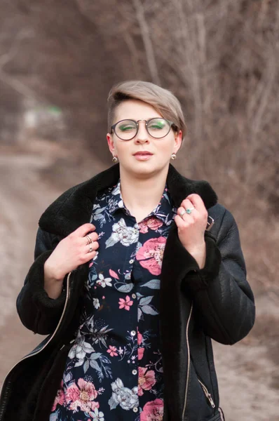 Hermosa Mujer Rubia Sonriente Sombrero Negro Gafas Una Chaqueta Camina — Foto de Stock