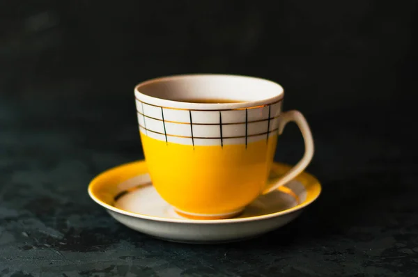Copo Vintage Amarelo Com Chá Café Fundo Escuro — Fotografia de Stock
