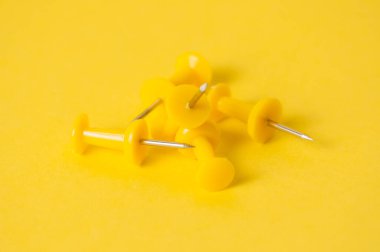 Sarı arka planda raptiye var. Takım oluşturma, iş ve satış kavramı