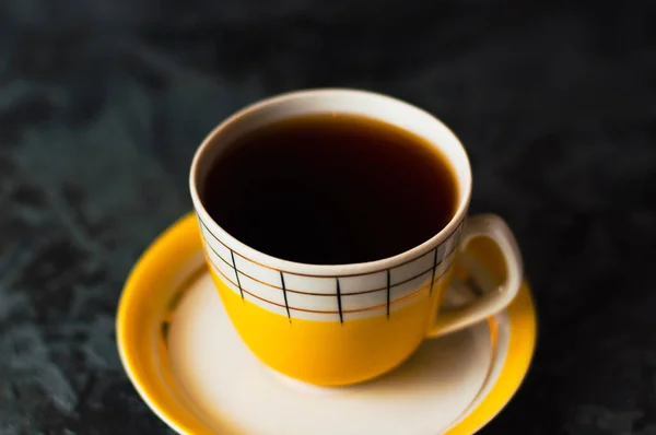 Una Taza Vintage Amarilla Con Café Sobre Fondo Oscuro —  Fotos de Stock