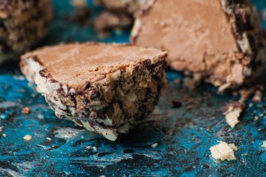 Waffle kırıntıları içinde lezzetli çikolatalar ikiye bölünmüş, makroyu yakın plan.