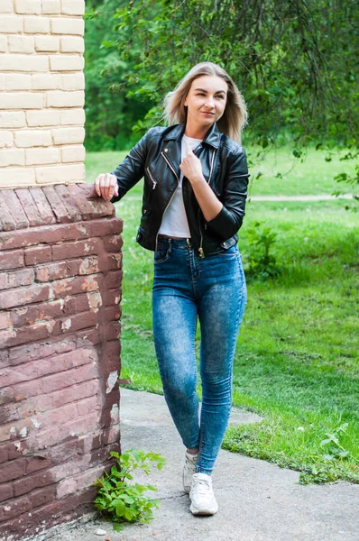 Very Beautiful Sexy Blonde Jeans Black Jacket Spring Summer Building — Stock Photo, Image