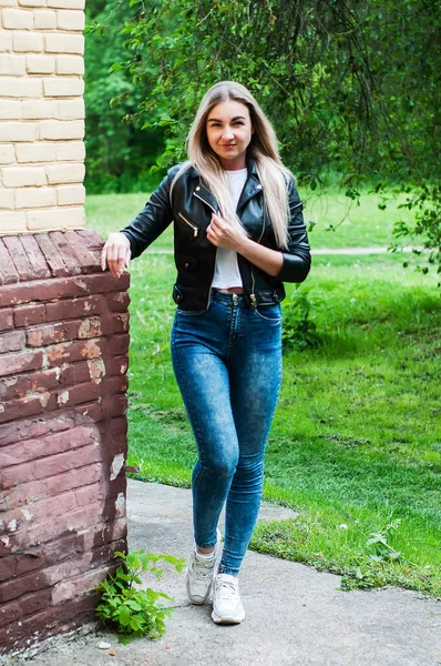 Very Beautiful Sexy Blonde Jeans Black Jacket Spring Summer Building — Stock Photo, Image