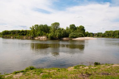 Ukrayna 'daki çok güzel doğal manzara. Yazın ya da baharda gökyüzü, su ve orman. Chernihiv şehrinde Desna Nehri