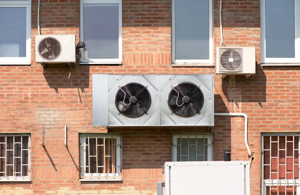 Airconditioners aan de muur — Stockfoto