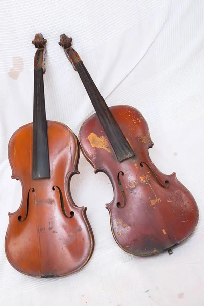 Dos viejos violines rotos — Foto de Stock