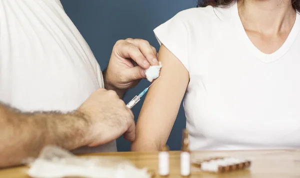 Doctor preparing to vaccinate — Stock Photo, Image