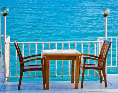  Tablo bir restoranda Deniz Manzaralı