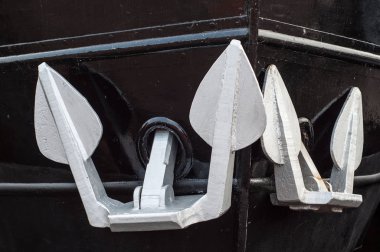 Siyah bir geminin beyaz çapa