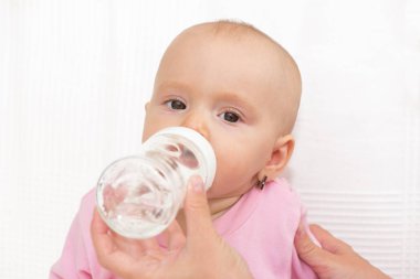 Bebek süt şişeden yeme