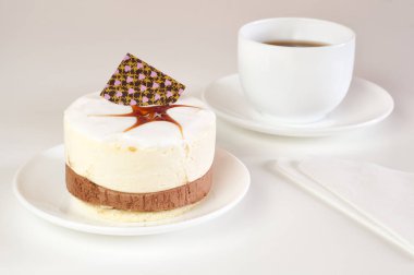 Kek, fincan kahve ve peçete