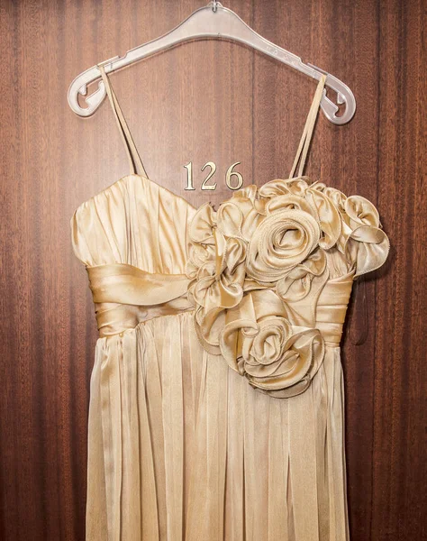 Güzel nişan elbisesi