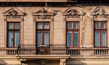 Dört pencere ve balkon