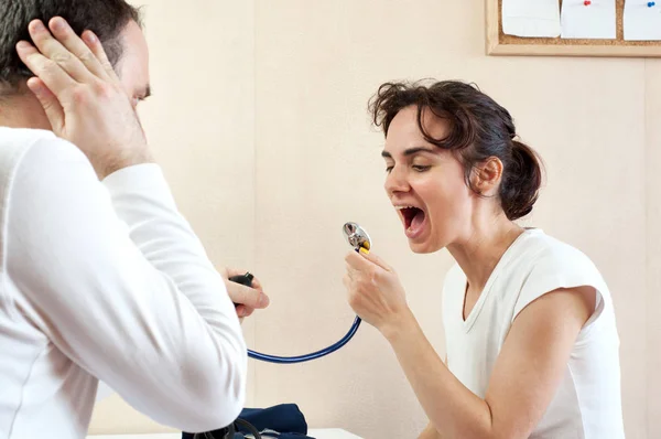 Kadın doktor stetoskop çığlığı