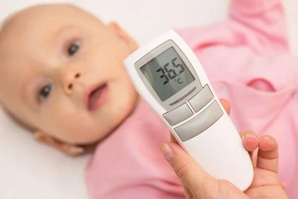 Madre midiendo la temperatura de los bebés —  Fotos de Stock