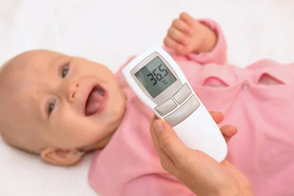 Anya babys hőmérséklet mérésére — Stock Fotó