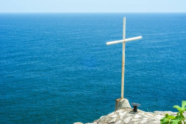 Hıristiyan haç ve mavi deniz