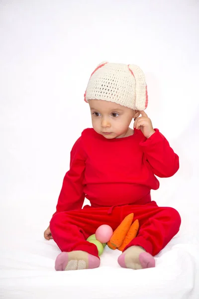 Baby flicka med bunny hatt — Stockfoto