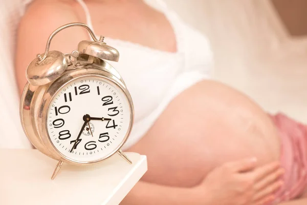 Çalar saat ve hamile bir kadın
